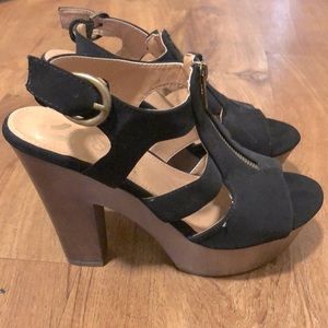 Size 7.5 clog heels black